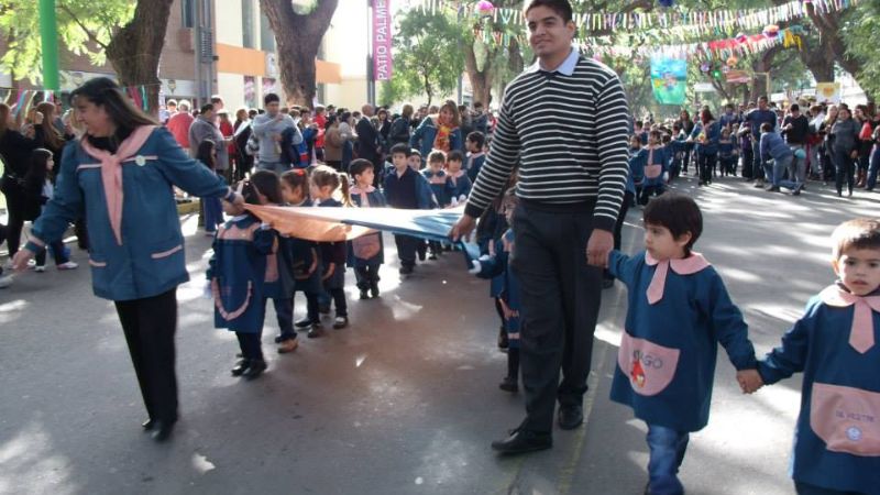Colorido desfile de los Jardines de Infantes de Valle Viejo