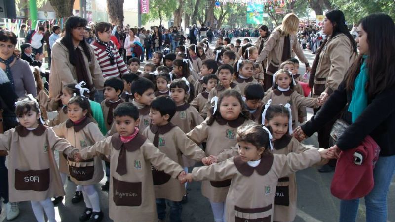 Colorido desfile de los Jardines de Infantes de Valle Viejo