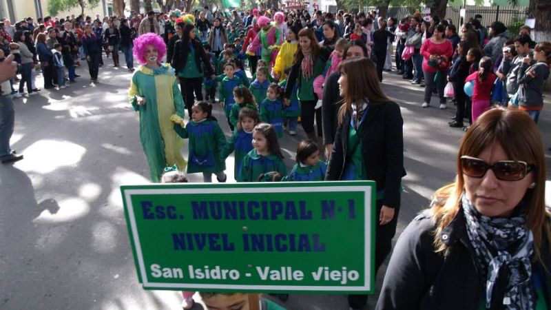 Colorido desfile de los Jardines de Infantes de Valle Viejo
