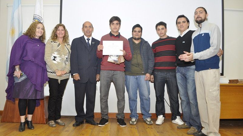 Emoción y entusiasmo en la entrega de premios a ingresantes con mejores promedios 
