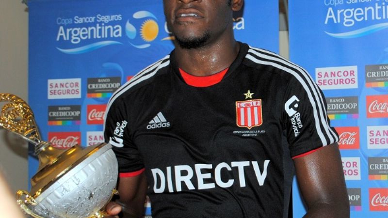 Estudiantes sufrió, pero avanzó desde Catamarca