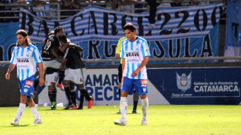 Estudiantes sufrió, pero avanzó desde Catamarca