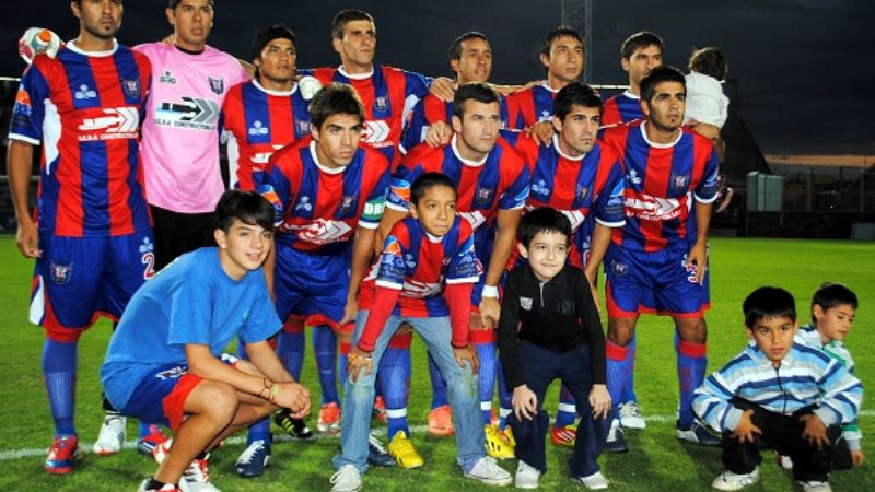 San Lorenzo, ante otro de los candidatos, Mitre (Sgo.)  