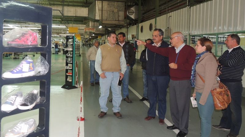 Barros visitó la planta Alpargatas Catamarca