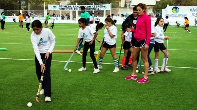 Más de 500 chicos participaron de la clínica con Luciana Aymar