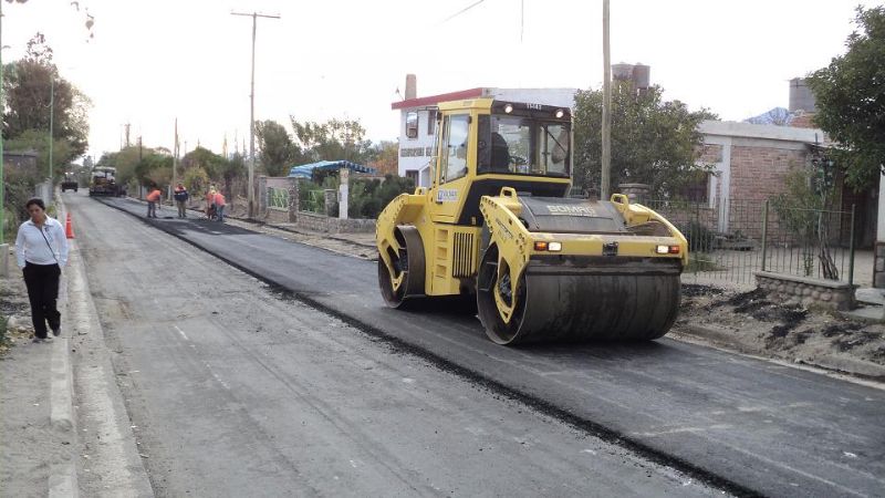 Realizan trabajos de repavimentacion en la Capital