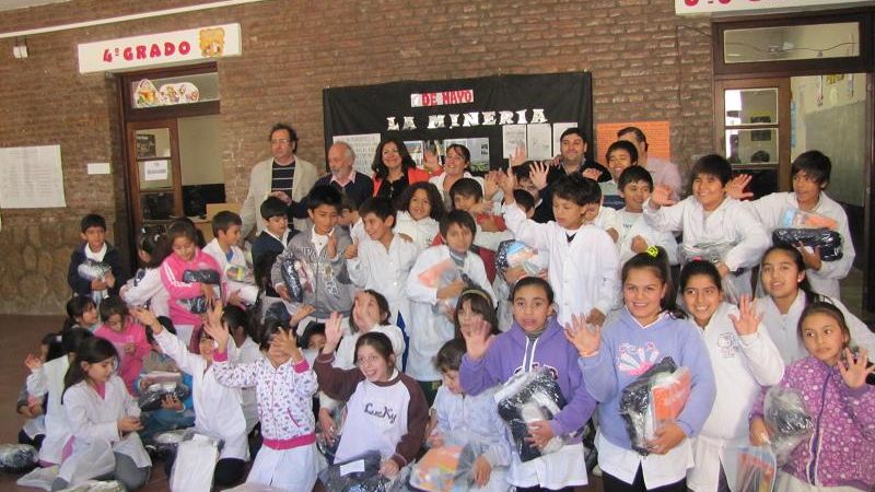 Mercado entregó kits escolares en FME