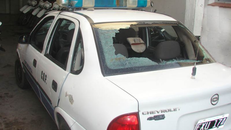 Tres hinchas detenidos por dañar un móvil policial