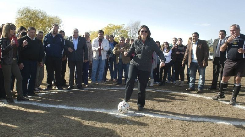 Inauguran obras de agua y  predio deportivo en Ancasti