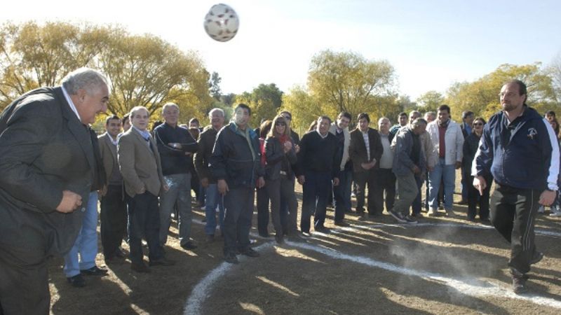 Inauguran obras de agua y  predio deportivo en Ancasti