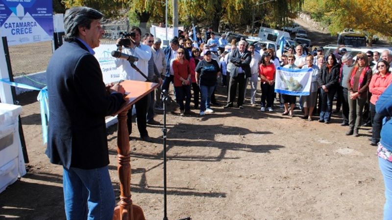 Inauguran obras de agua y  predio deportivo en Ancasti