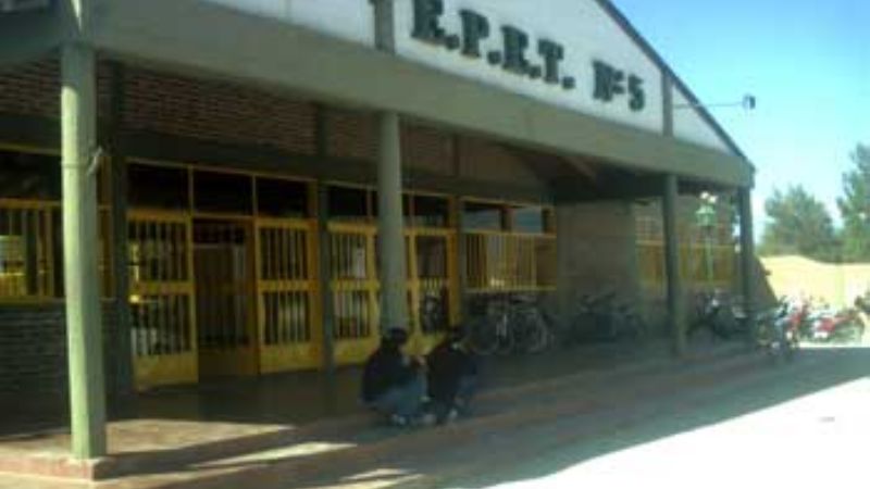 Firman convenios para reparación de escuelas