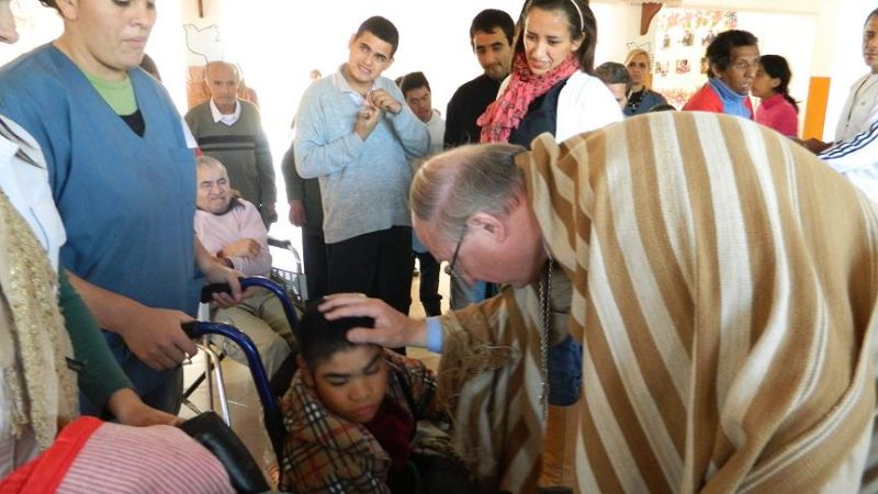 El Obispo visitó la escuela y el hogar de personas especiales