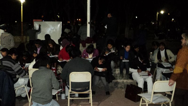 Los alumnos del IES continúan con las clases en la plaza principal