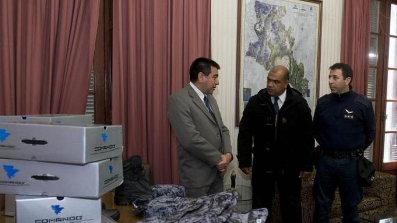 Gordillo entregó indumentaria a la Policía Caminera