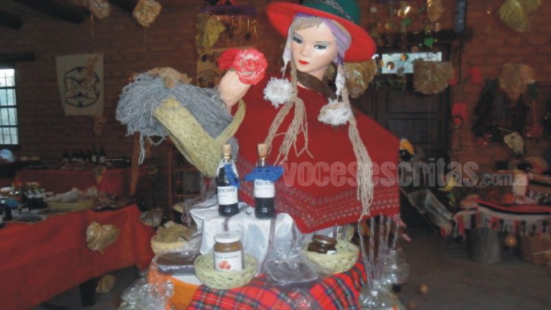 Incesante paso de turistas por la galería artesanal “La Puesteña”