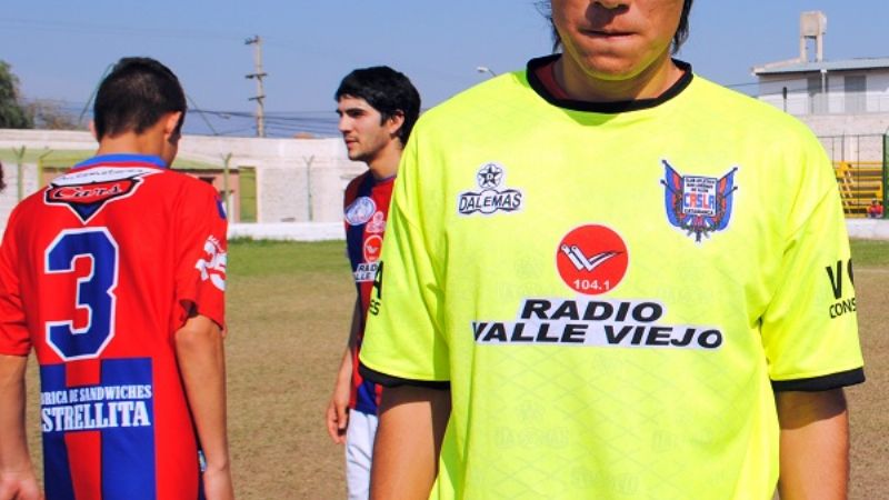 El “Santo” frenó al “Decano” y acecha en la cima capitalina