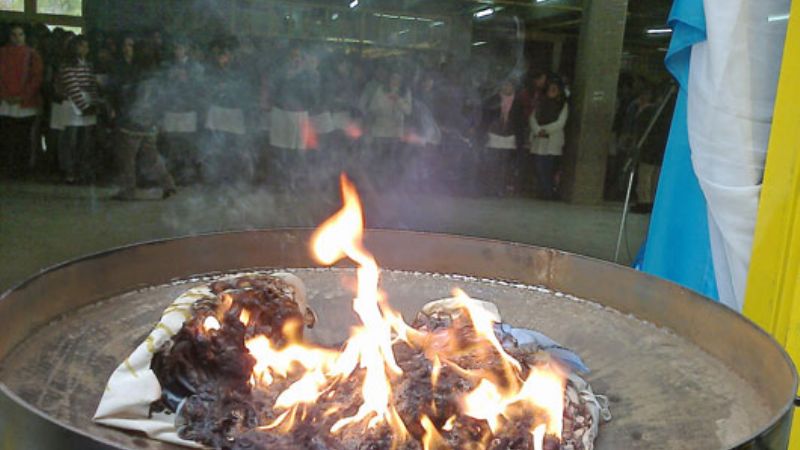 Incineran Banderas en Santa María