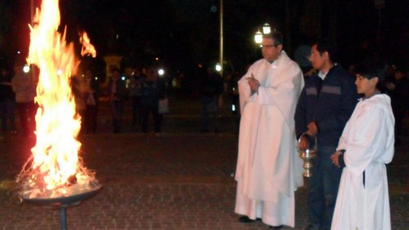 Fogata en vísperas de la fiesta de San Juan Bautista en la Catedral