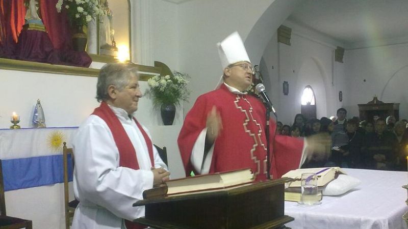 El Obispo confirmó a más de 50 chicos en Londres