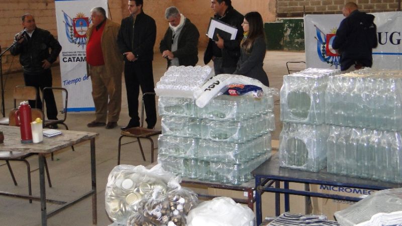 Emprendedores recibieron envases para sus producciones