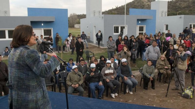 La Gobernadora inauguró barrio en Banda de Varela