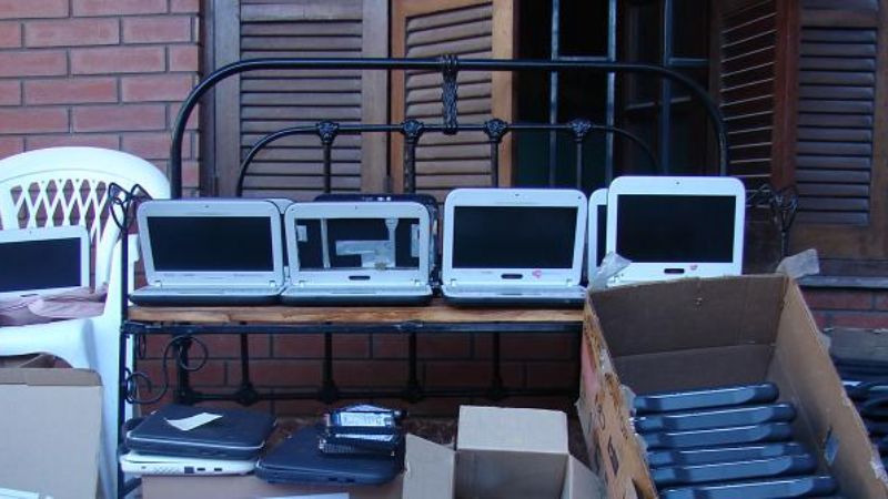 En allanamiento, la Policía recuperó 45 netbooks