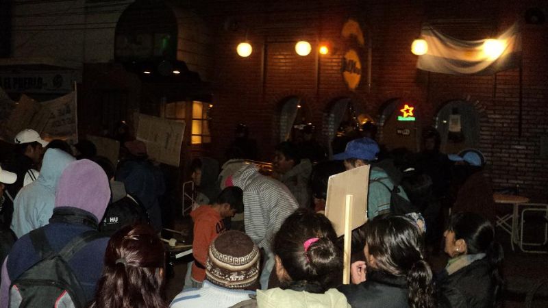 Repudiaron al juez Acuña en una confitería 