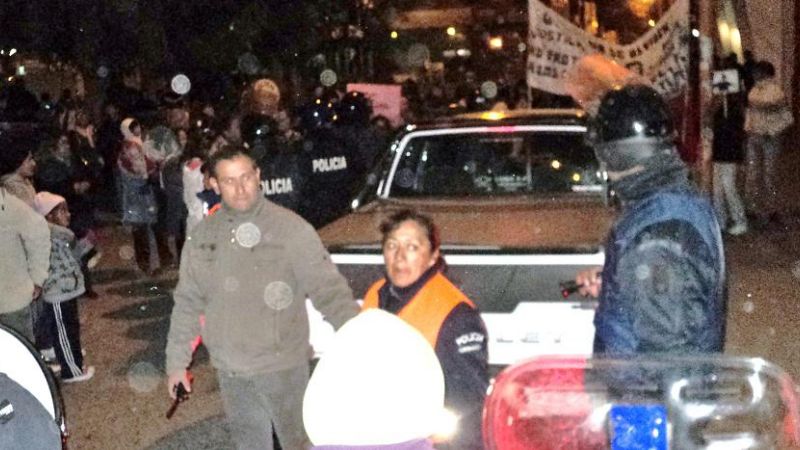 Repudiaron al juez Acuña en una confitería 