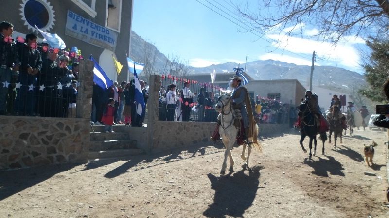 León Mendoza participó en las festividades en la zona serrana de la Hoyada
