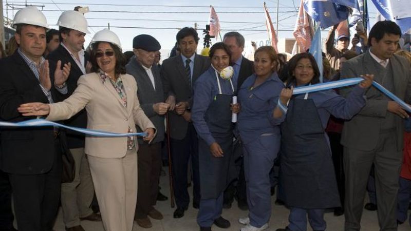 Inauguran empresa que produce aberturas en aluminio