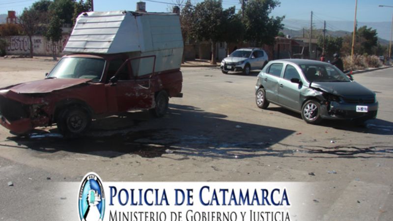 Chocó, salió despedido, y el auto le aplastó una pierna