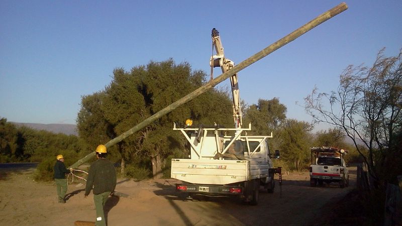 Camión derribó un poste y dejó sin luz a una localidad