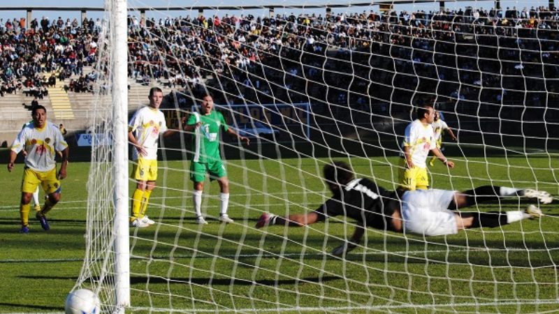 ‘Poli’ no pudo contra el orden de Estudiantes y el árbitro