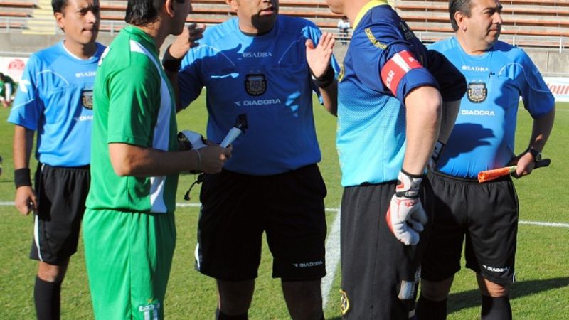 El referí Rivero Reinoso empañó la fiesta “auriazul”