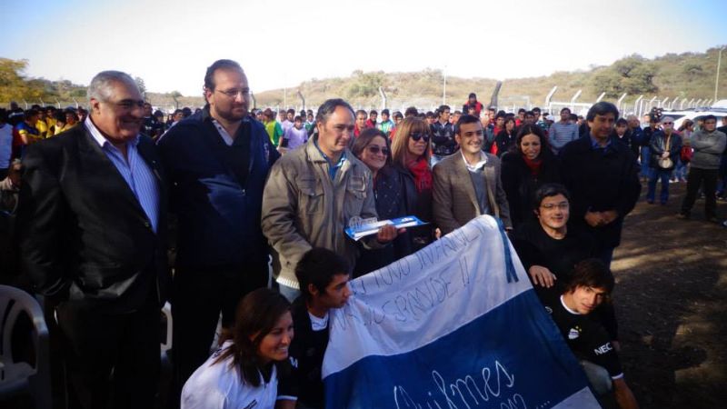 Entrega de indumentaria deportiva en Ancasti
