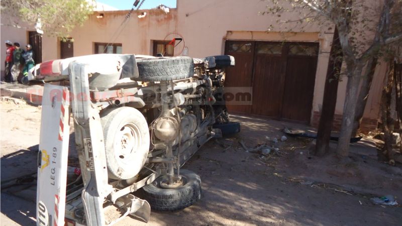 Volcó camioneta de Vialidad en Fiambalá