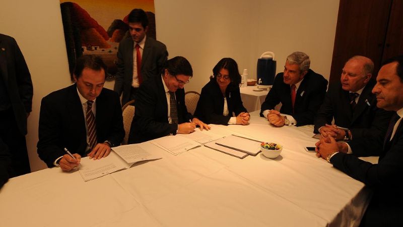 Mera firmó convenio con Sileoni dirigido a jóvenes