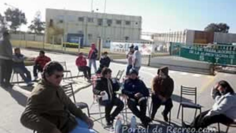 Piquete frente a la planta de Arcor