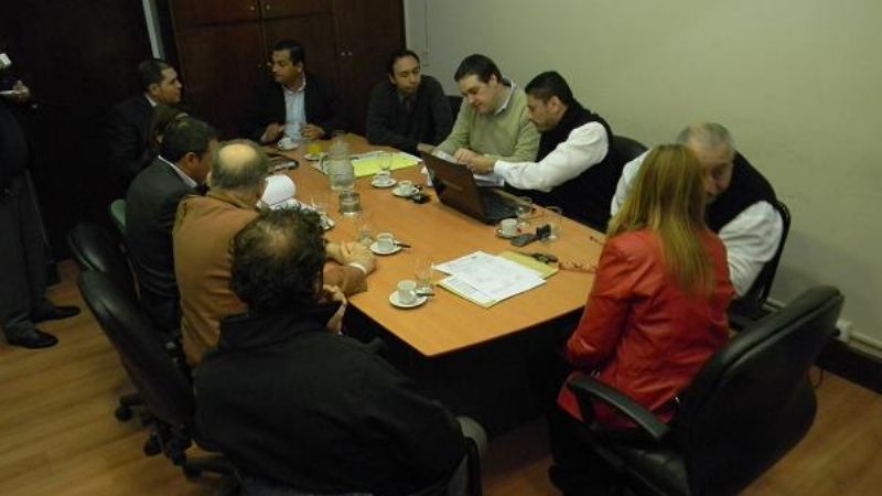 Apertura de sobres para la compra de ambulancias