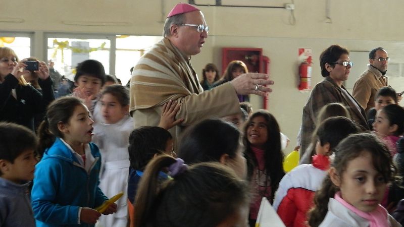 El Enrique Hood y la escuela N° 428 recibieron al Obispo