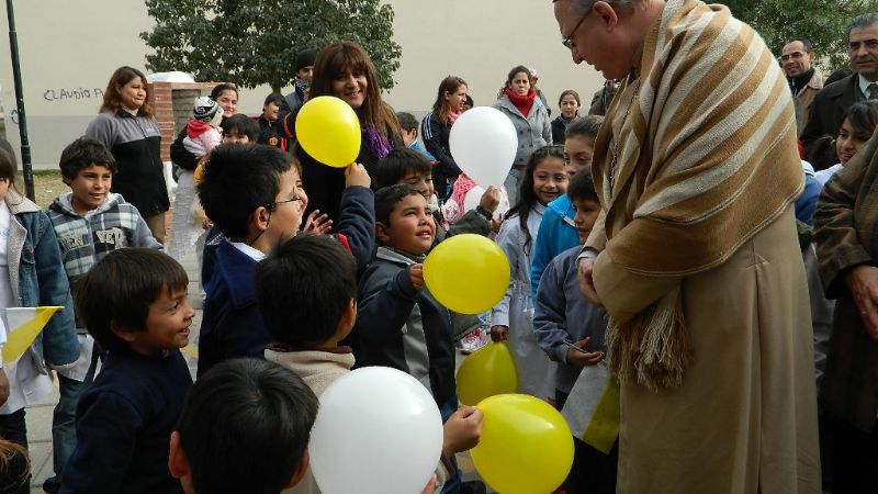 El Enrique Hood y la escuela N° 428 recibieron al Obispo