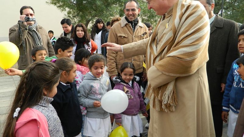 El Enrique Hood y la escuela N° 428 recibieron al Obispo