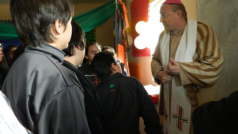 El Enrique Hood y la escuela N° 428 recibieron al Obispo