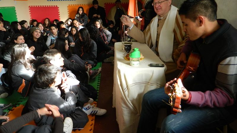 El Enrique Hood y la escuela N° 428 recibieron al Obispo