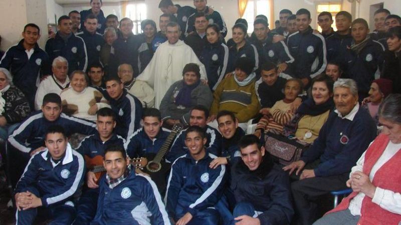 Cadetes de la Policía visitaron el Hogar de Ancianos 