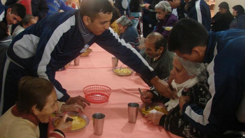 Cadetes de la Policía visitaron el Hogar de Ancianos 