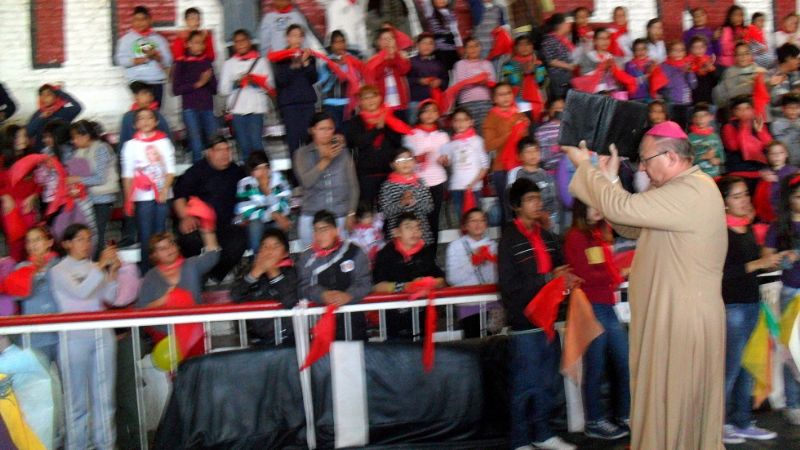 Unos 2 mi chicos en jornada con el Obispo en el club Red Star  