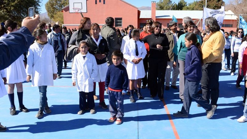 Lucía inauguró un playón polideportivo en San José