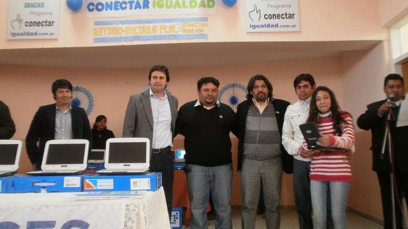 Jóvenes de Hualfín y Belén recibieron netbooks